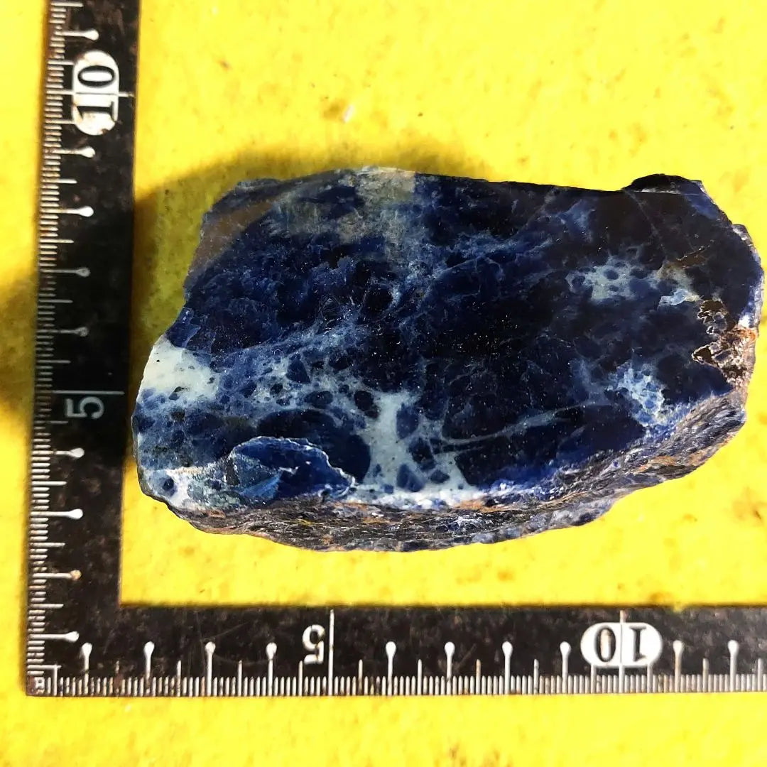 Amazing sparkle! The pattern is also beautiful ♪ Sodalite raw stone, polished one side 331