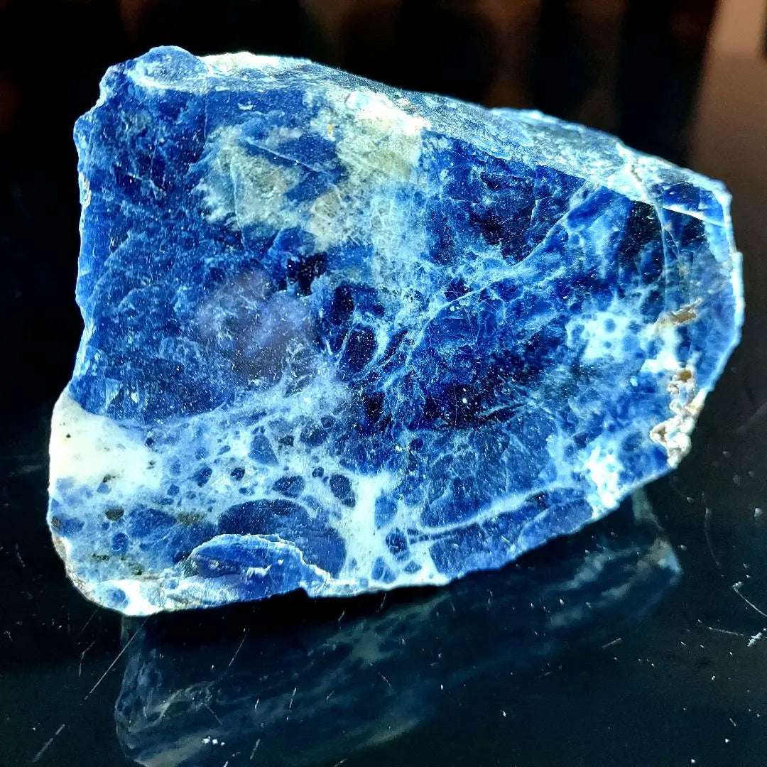 Amazing sparkle! The pattern is also beautiful ♪ Sodalite raw stone, polished one side 331