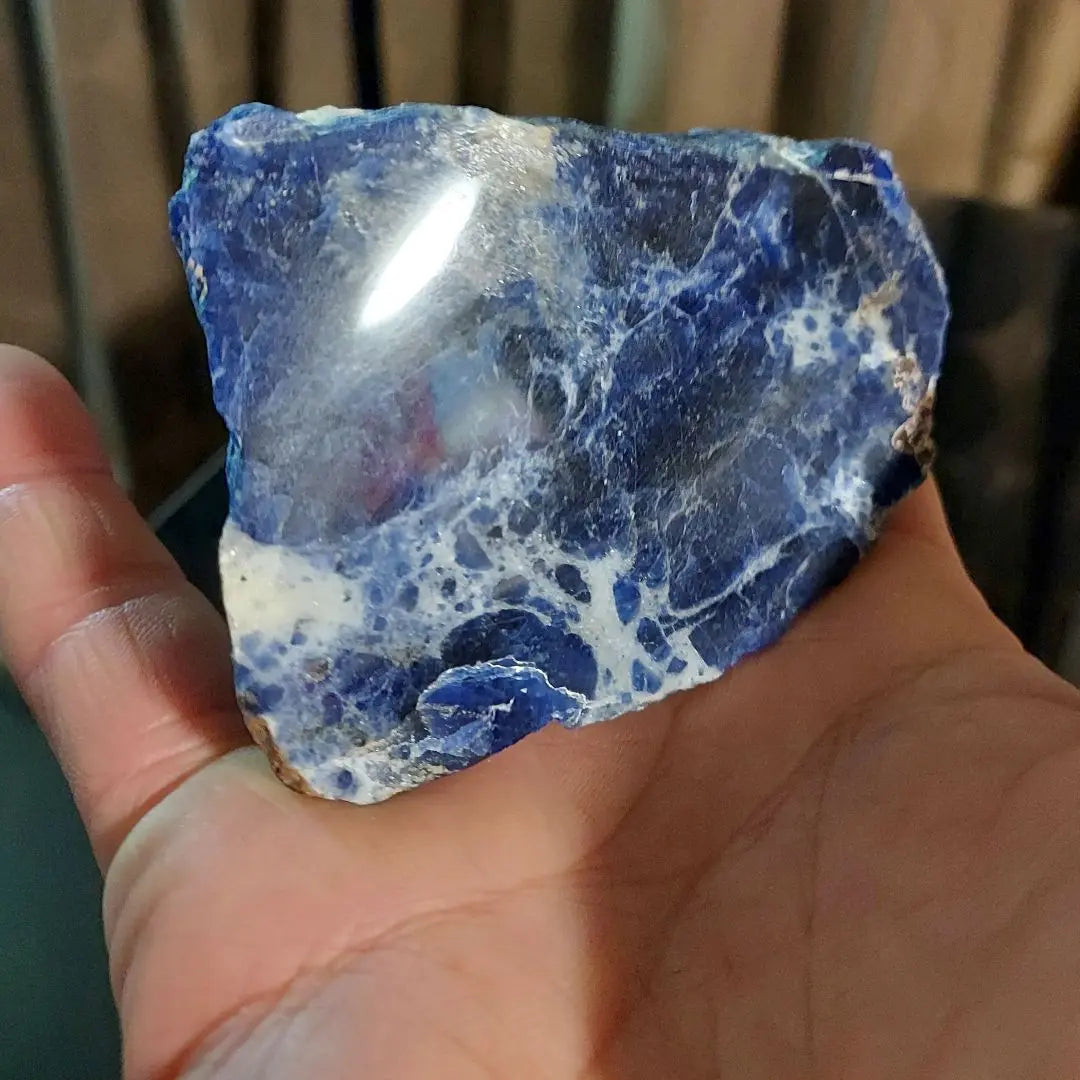 Amazing sparkle! The pattern is also beautiful ♪ Sodalite raw stone, polished one side 331