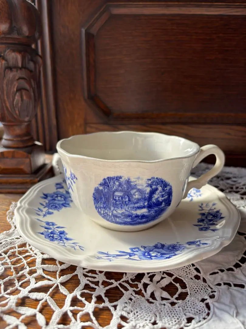 Taza y platillo de cerámica para chocolate con estampado floral azul y blanco de Sarguminne