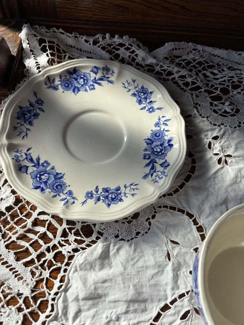 Taza y platillo de cerámica para chocolate con estampado floral azul y blanco de Sarguminne