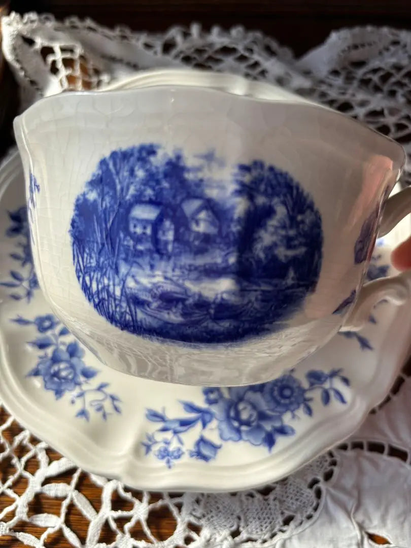 Taza y platillo de cerámica para chocolate con estampado floral azul y blanco de Sarguminne