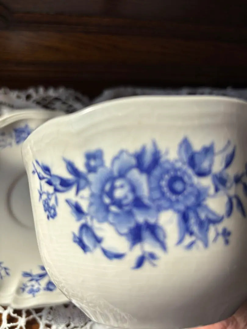 Taza y platillo de cerámica para chocolate con estampado floral azul y blanco de Sarguminne