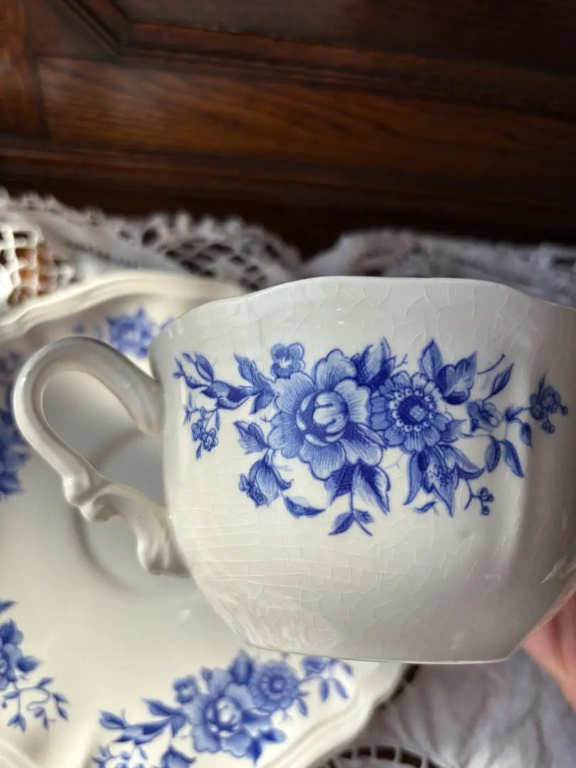 Taza y platillo de cerámica para chocolate con estampado floral azul y blanco de Sarguminne