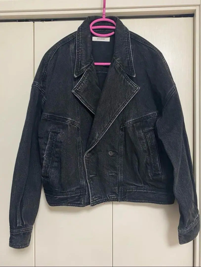 Chaqueta vaquera negra con doble botón y efecto moussy