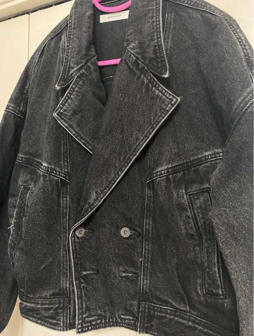 Chaqueta vaquera negra con doble botón y efecto moussy