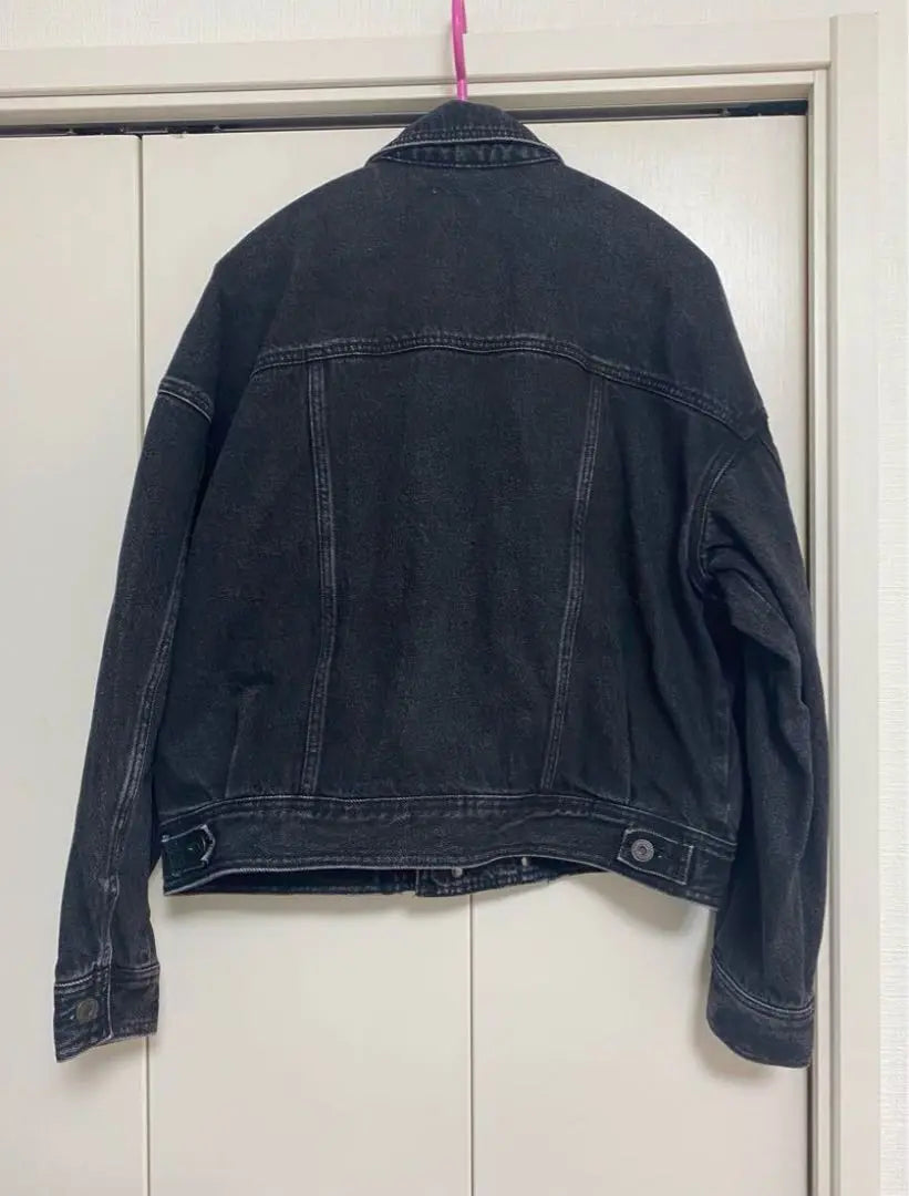 Chaqueta vaquera negra con doble botón y efecto moussy