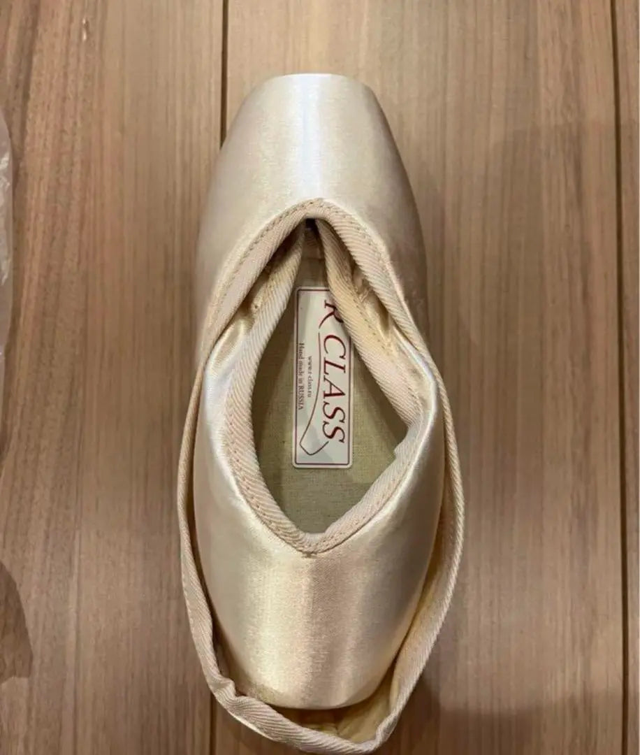 R Class Armads Pointe Shoes 37.5 w2 FS