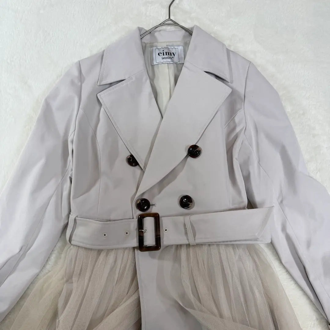 Gabardina con diseño de tul Amy Istwirl en perfecto estado, con volantes femeninos, talla M