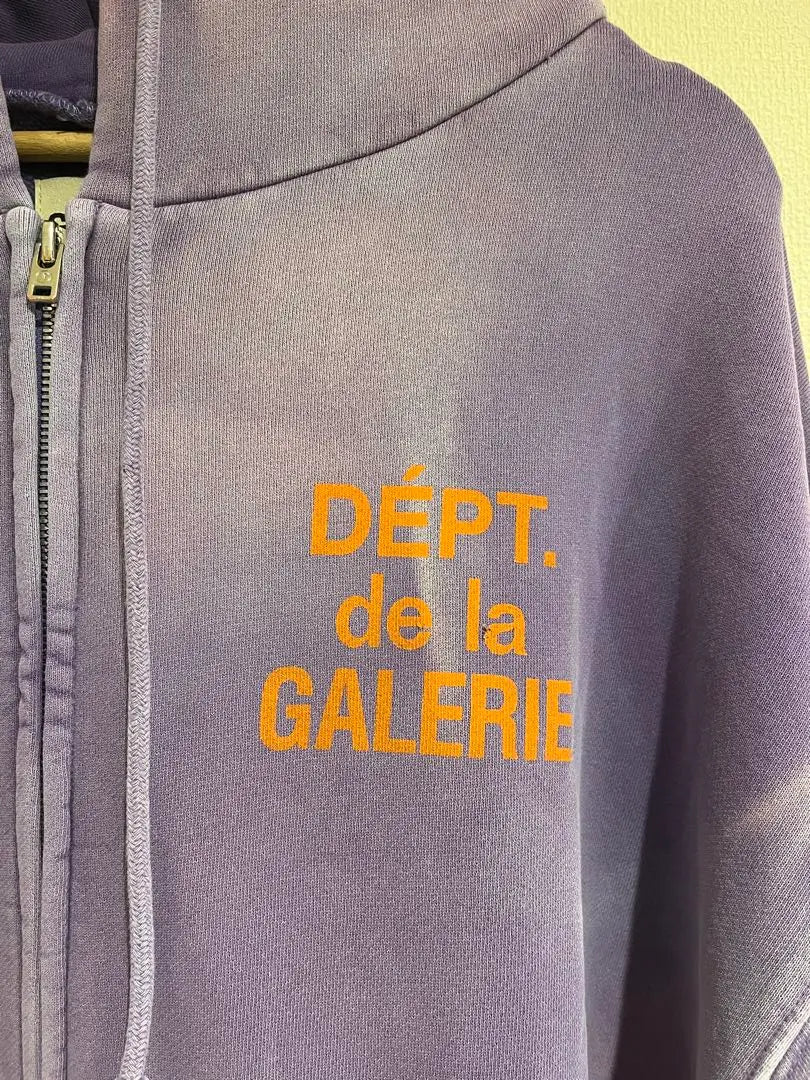 DEPARTAMENTO DE GALERÍA. SUDADERA CON CAPUCHA TIE DYE CON LOGO FRANCÉS | DEPARTAMENTO DE GALERÍA. SUDADERA CON CAPUCHA TIE DYE CON LOGO FRANCÉS