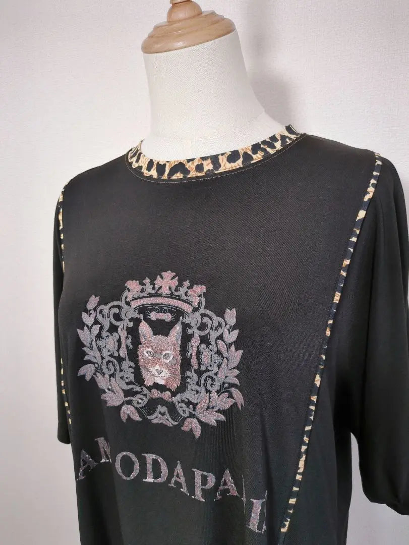 Tops con cuello redondo y estampado de leopardo cruzado y parte con estampado de leopardo Negro | アクロス 豹プリント＆部分レオパード柄クルーネックトップス ブラック