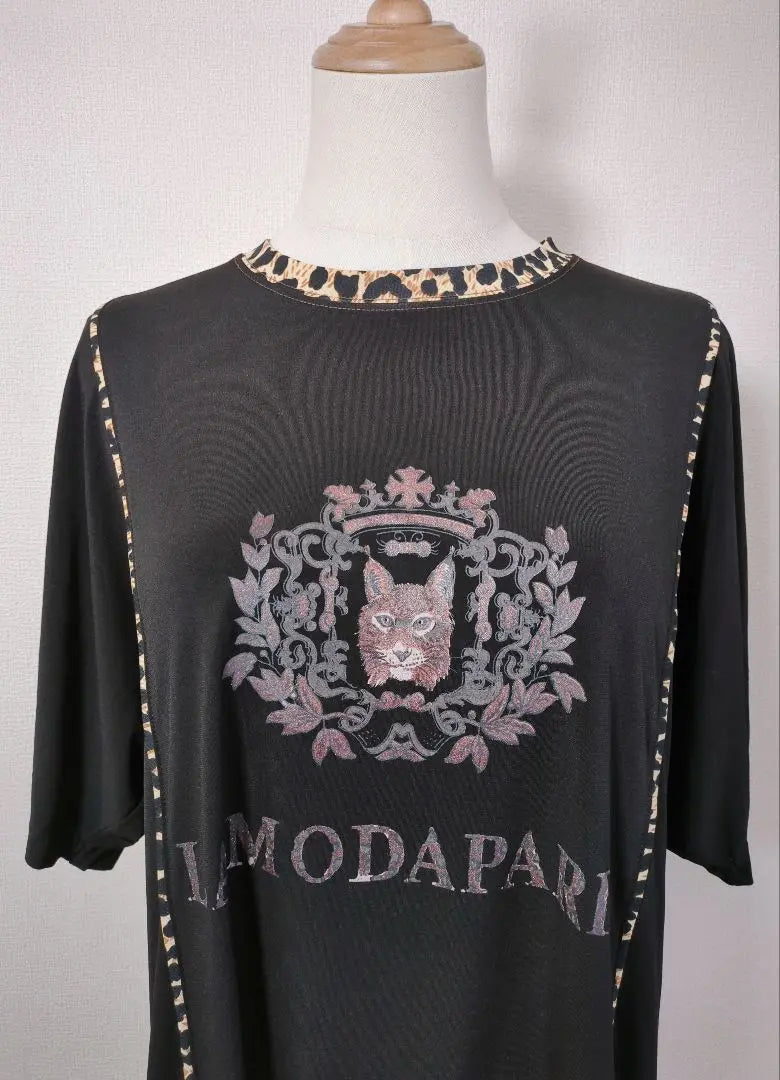 Tops con cuello redondo y estampado de leopardo cruzado y parte con estampado de leopardo Negro | アクロス 豹プリント＆部分レオパード柄クルーネックトップス ブラック