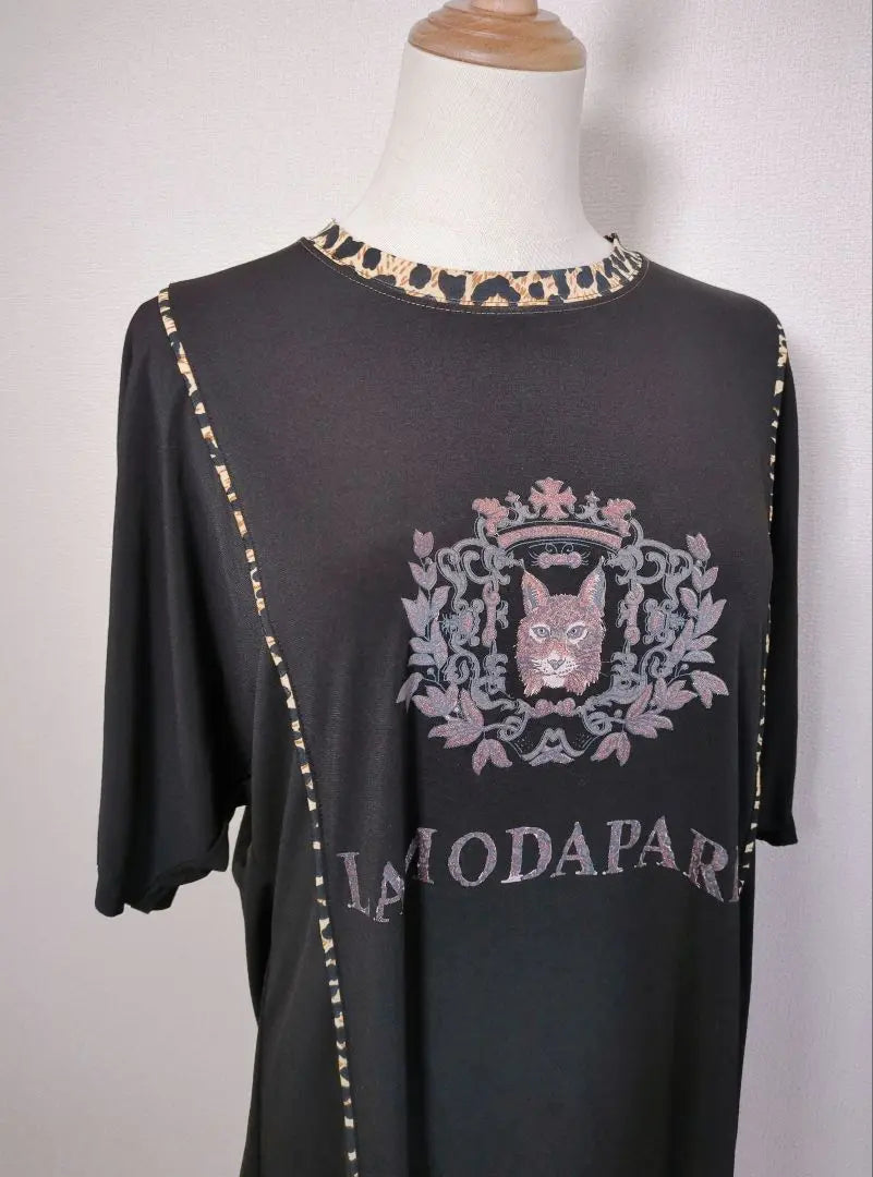 Tops con cuello redondo y estampado de leopardo cruzado y parte con estampado de leopardo Negro | アクロス 豹プリント＆部分レオパード柄クルーネックトップス ブラック