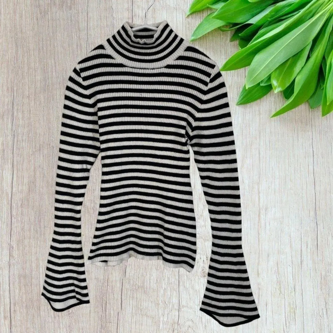 High-neck rib knit top [F] White/Black border flared sleeves