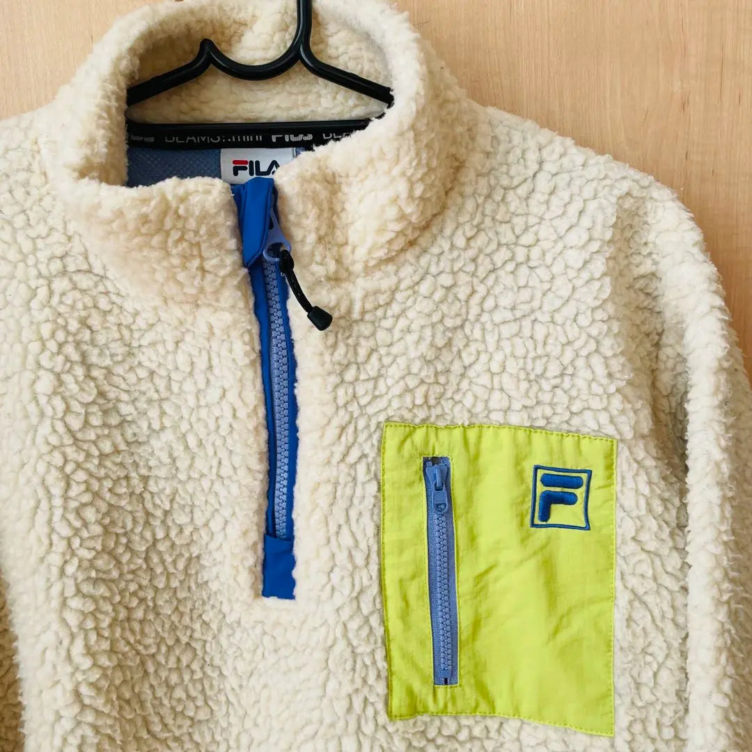 FILA×BEAMS Anorak mini Boa con media cremallera Marfil