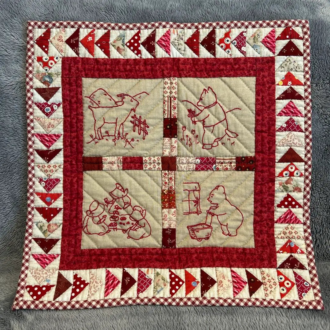 Tapiz de patchwork con animales rojos lindos