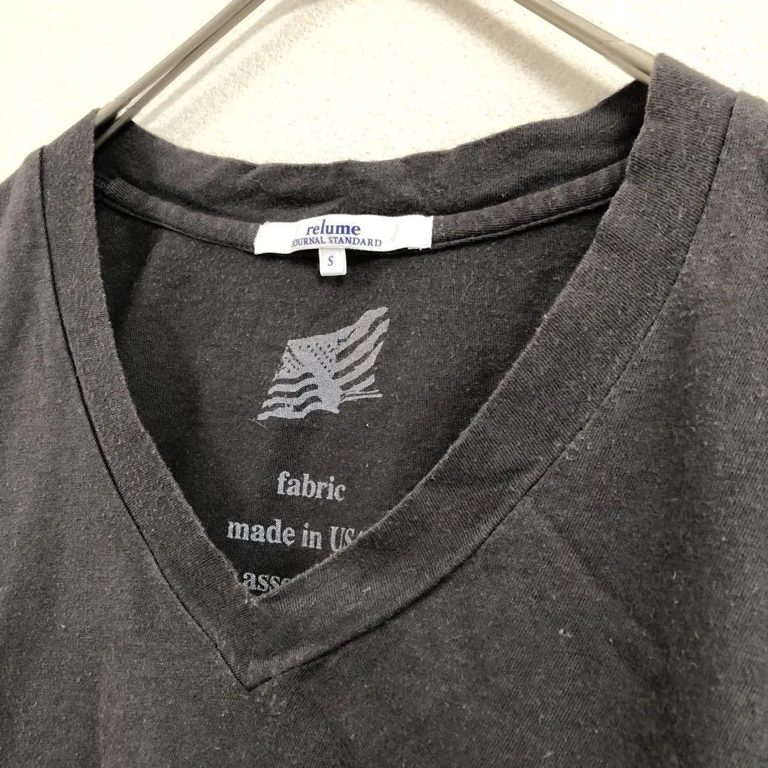 Camiseta Journal Standard Relations Manga Corta Cuello Pico Algodón 100 Gris Oscuro | ジャーナルスタンダード レリューム 半袖VネックTシャツ ダークグレー 綿100