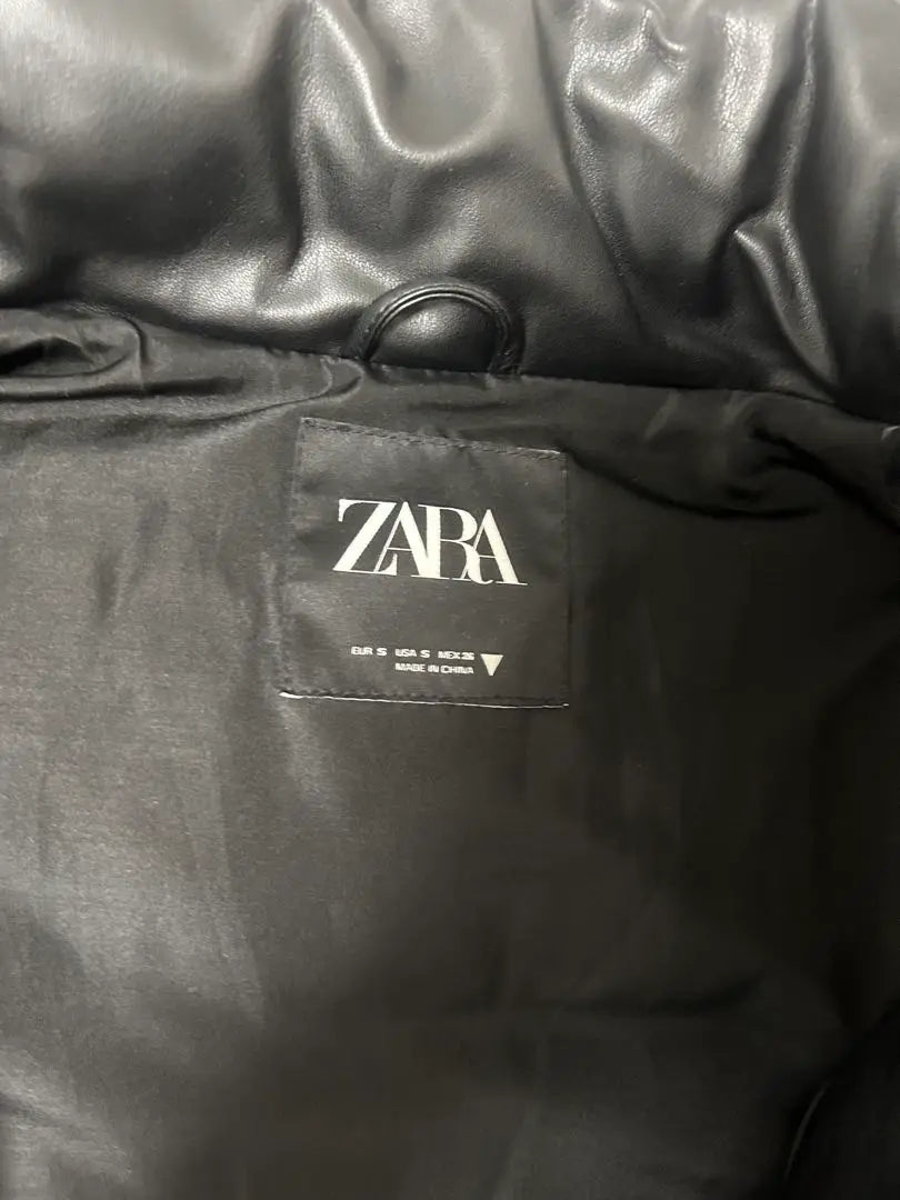 Chaleco de plumas negro de piel sintética de ZARA