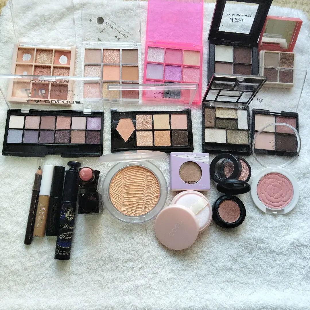 Cosmetics bulk sale second hand item