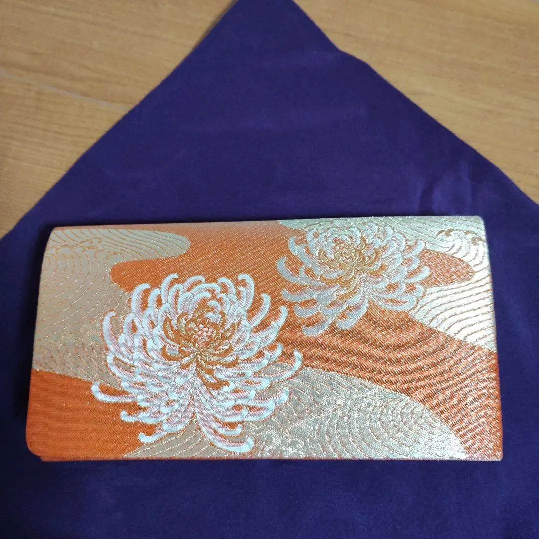 Bolso estilo japonés, estampado de crisantemos, color naranja.