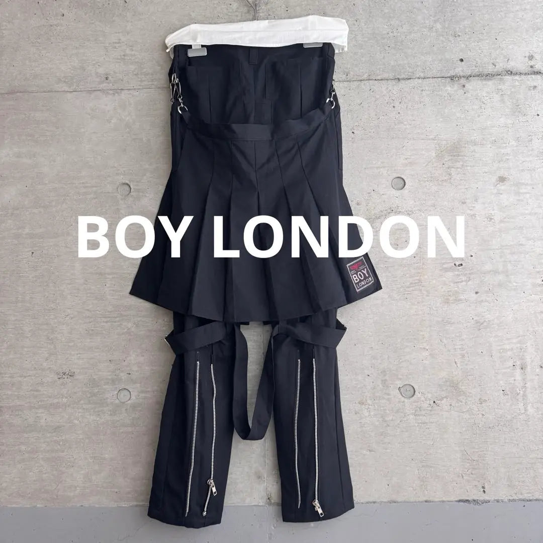 Pantalones con cremallera y falda bondage de BOY LONDON