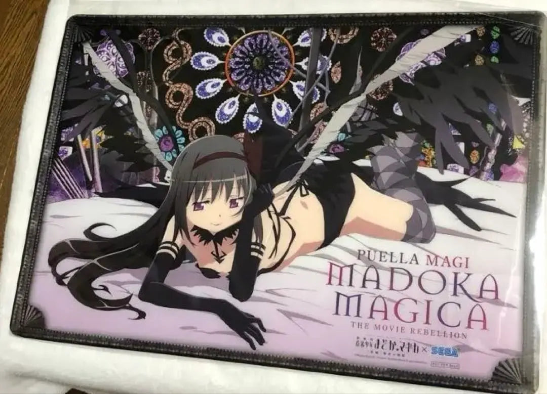 Póster transparente de la colaboración de Sega con Devil Homura