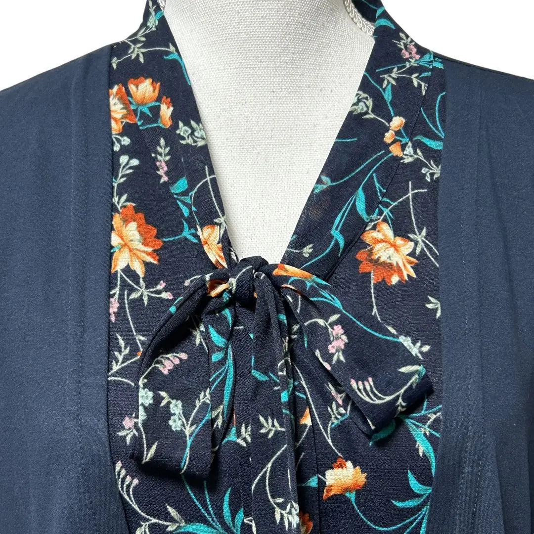 New tagged 5L Navy Floral Ribbon Top Cardigan Docking