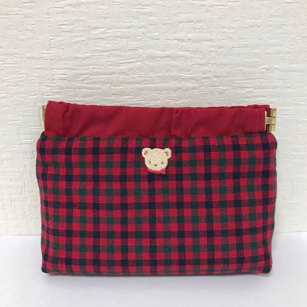 Bolsa para accesorios con cuadros rojos y boca de resorte Familia Check hecha a mano