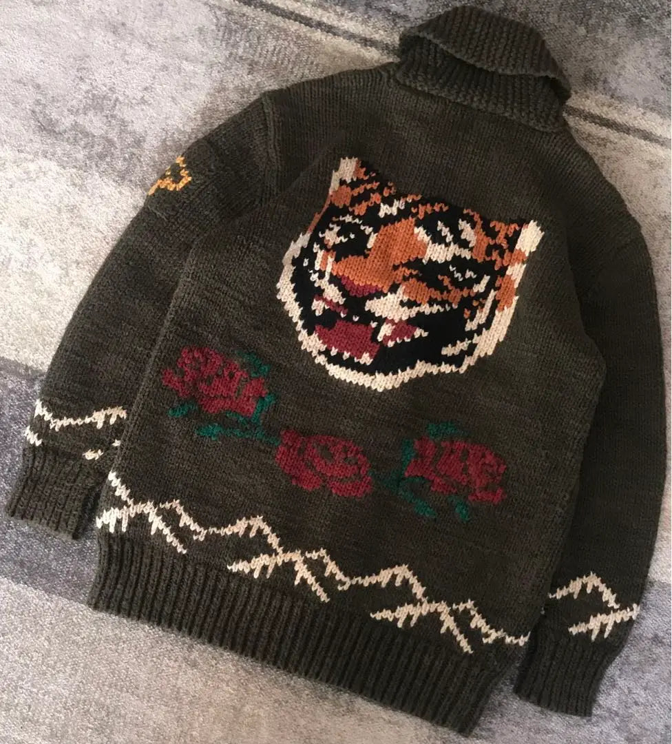 Extraordinaria e impresionante chaqueta de punto Ralph Lauren Cowichan con diseño de tigre y rosa en la cara