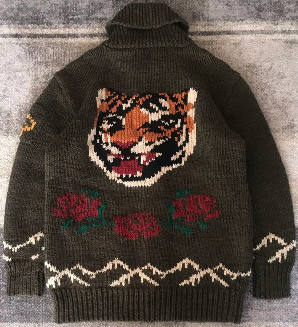 Extraordinaria e impresionante chaqueta de punto Ralph Lauren Cowichan con diseño de tigre y rosa en la cara