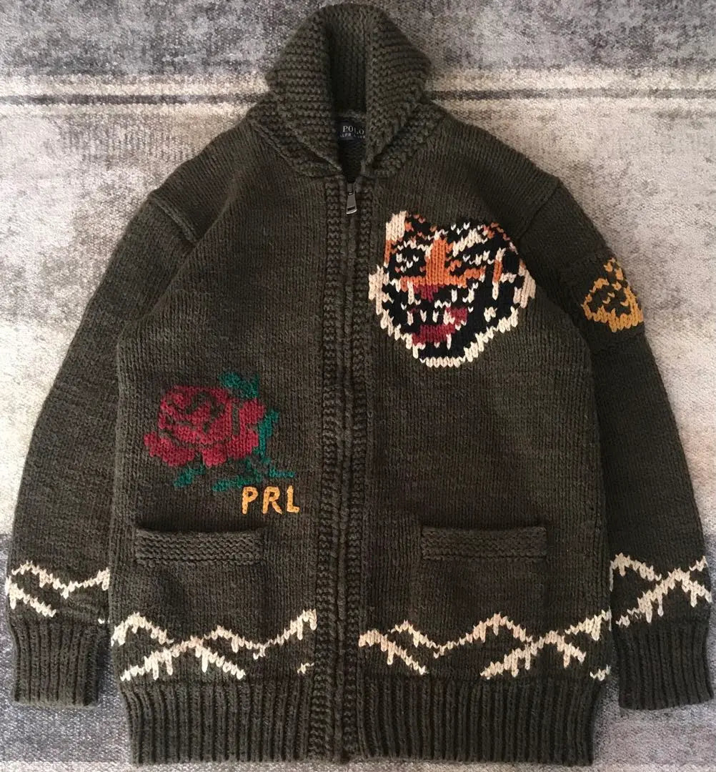 Extraordinaria e impresionante chaqueta de punto Ralph Lauren Cowichan con diseño de tigre y rosa en la cara