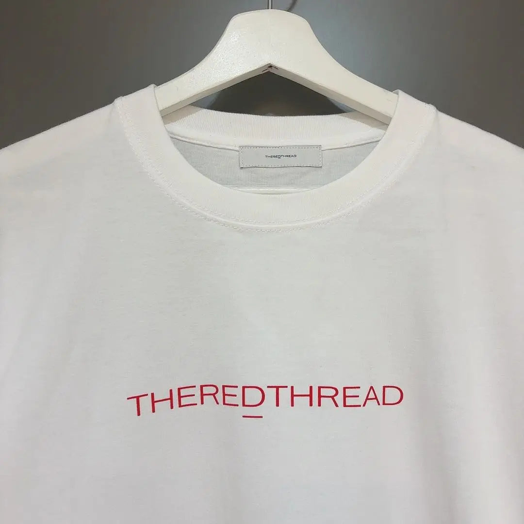 Camiseta de manga corta blanca THEREDTHREAD