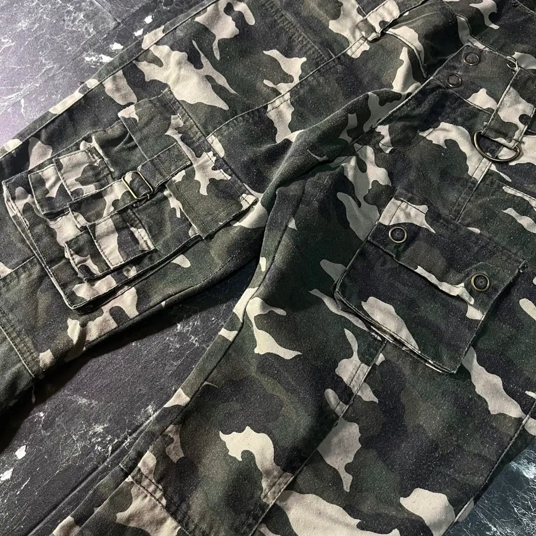 【ARCHIVO】Pantalones cargo acampanados de camuflaje M