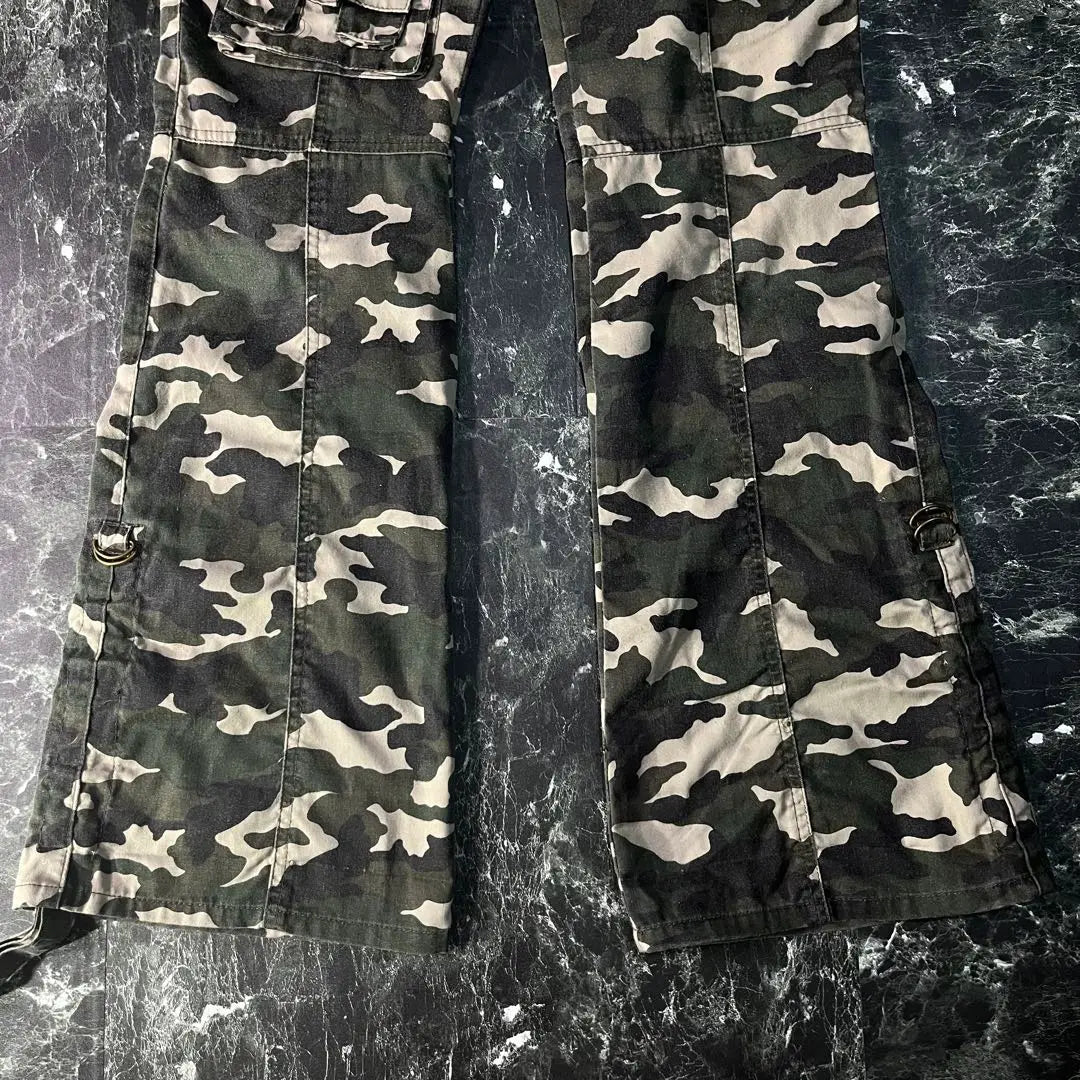 【ARCHIVO】Pantalones cargo acampanados de camuflaje M