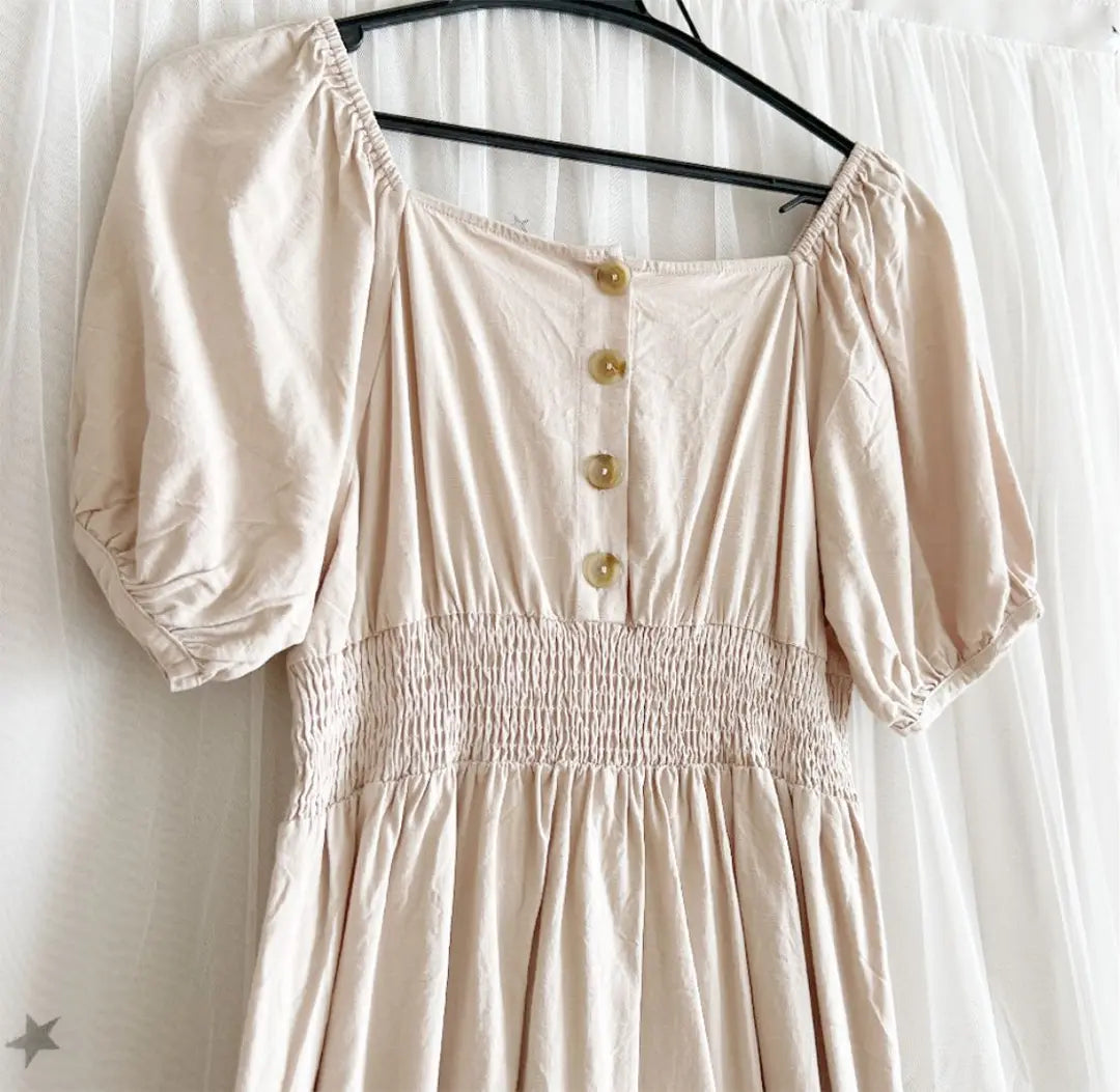 Vestido beige suave con mangas abullonadas