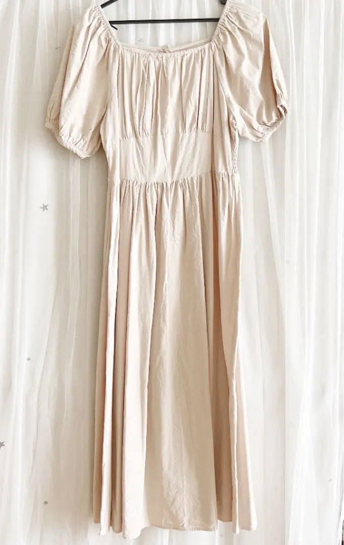 Vestido beige suave con mangas abullonadas