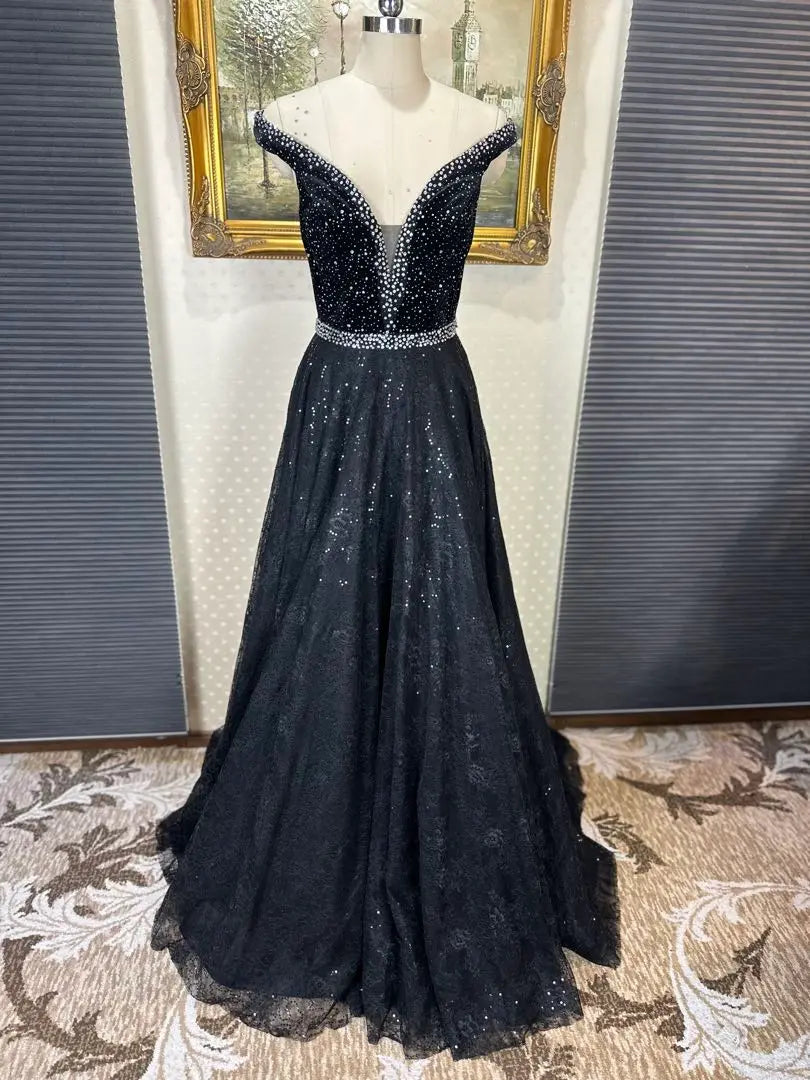 Vestido de fiesta negro con hombros descubiertos