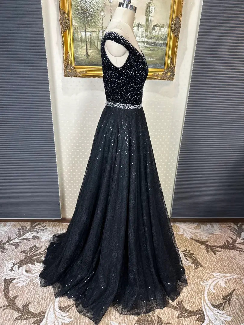 Vestido de fiesta negro con hombros descubiertos