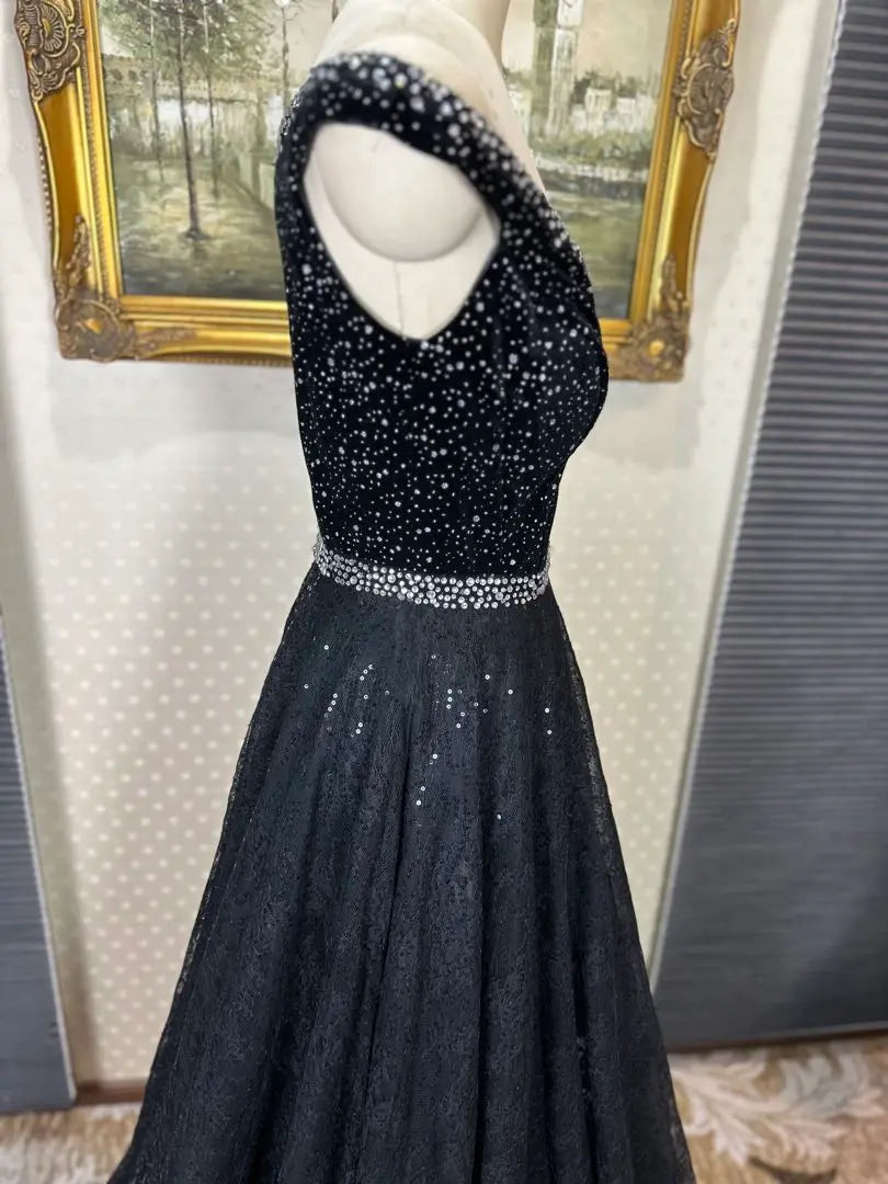 Vestido de fiesta negro con hombros descubiertos