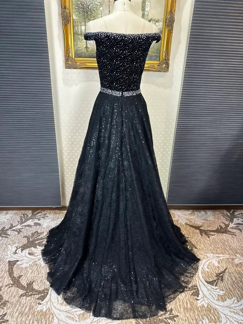 Vestido de fiesta negro con hombros descubiertos