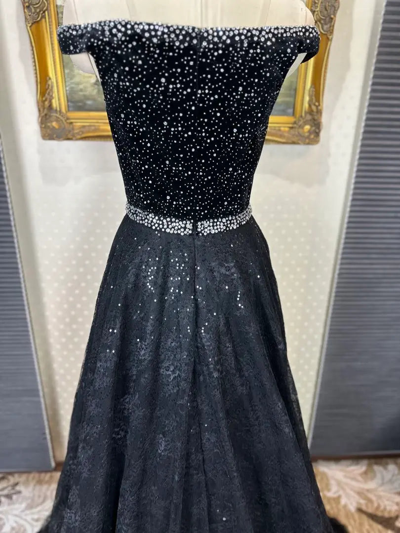 Vestido de fiesta negro con hombros descubiertos