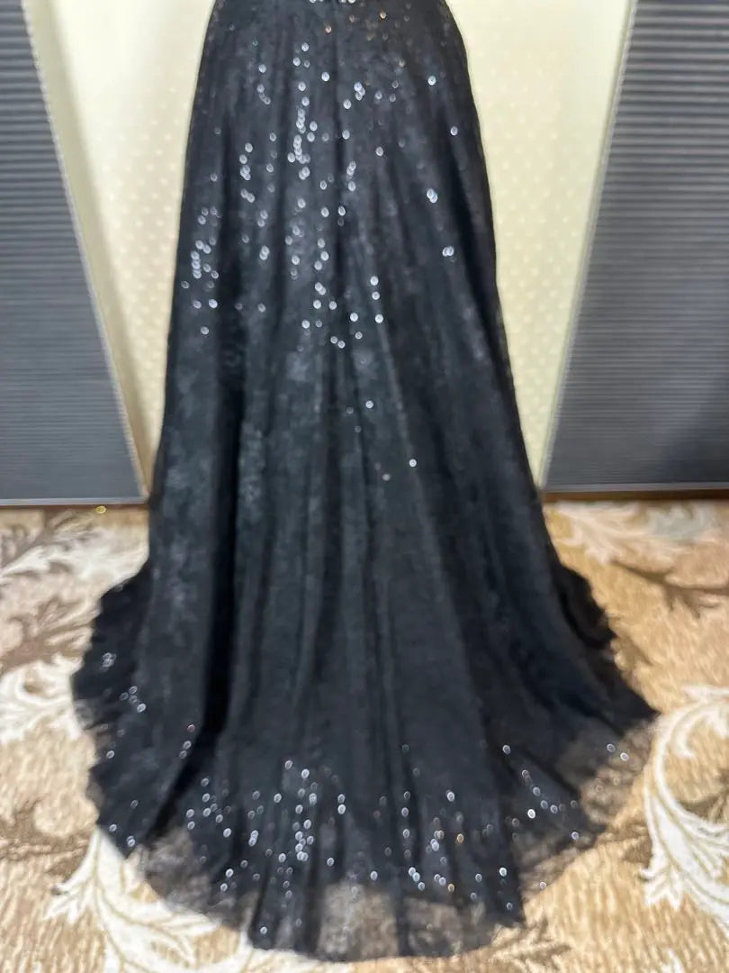 Vestido de fiesta negro con hombros descubiertos