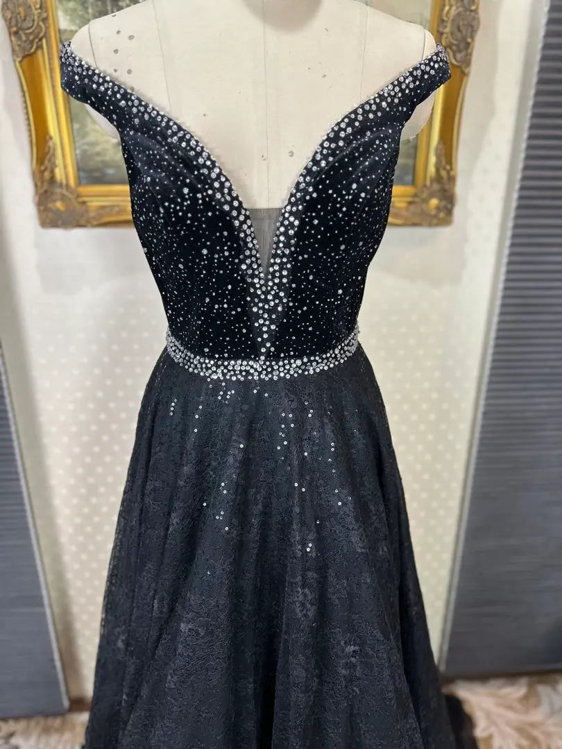 Vestido de fiesta negro con hombros descubiertos