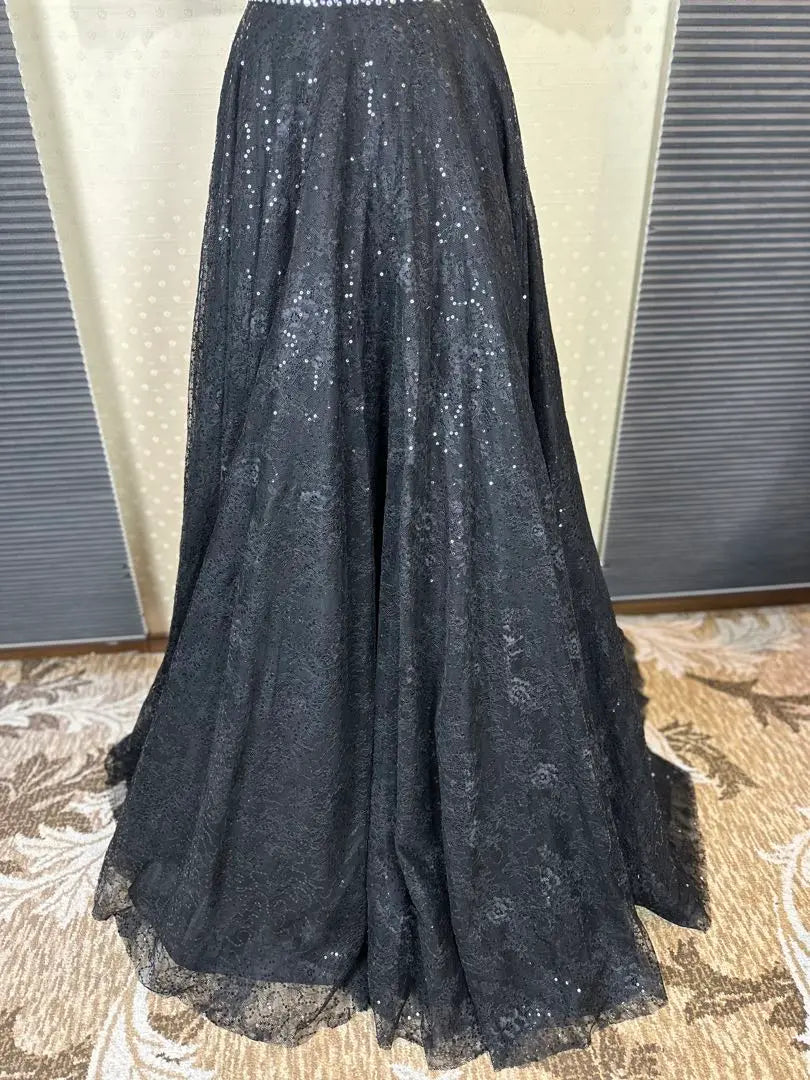 Vestido de fiesta negro con hombros descubiertos