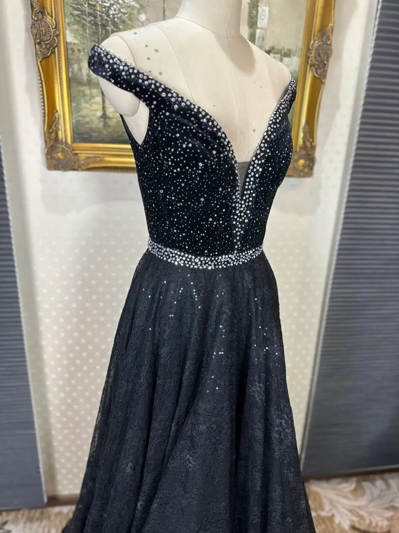 Vestido de fiesta negro con hombros descubiertos