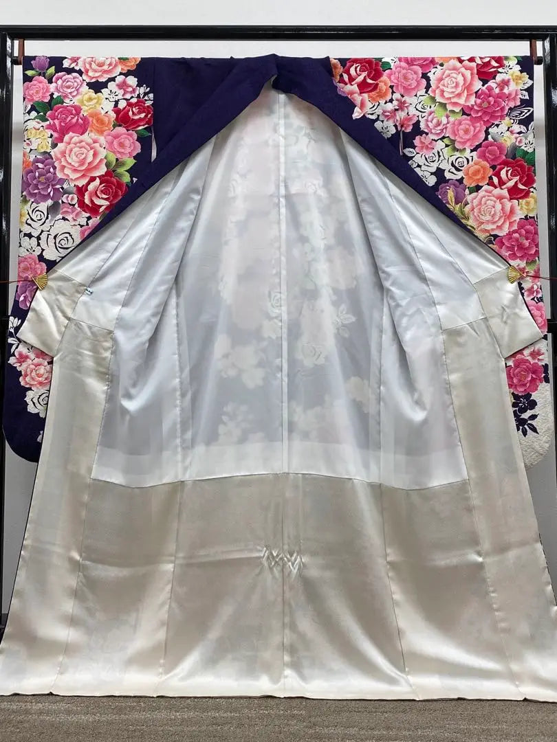 Luxurious furisode, silver threaded, glitter embroidery, gold-painted, crest design, length 167cm, pearl tone processed