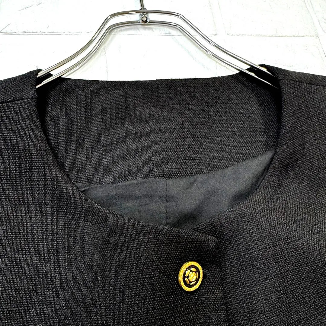 Hermoso chaleco de tweed clorado de color dorado con botones negros