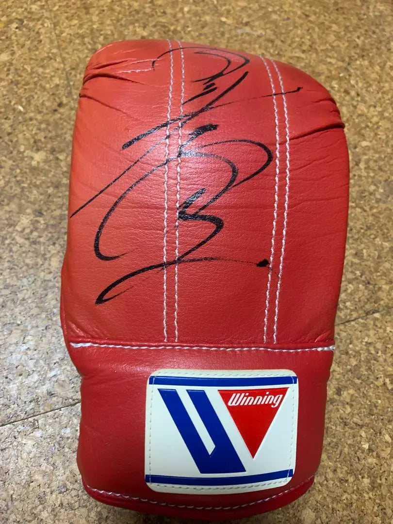 Guantes de boxeo ganadores (firmados por Uchiyama Takashi y Kono Kohei)