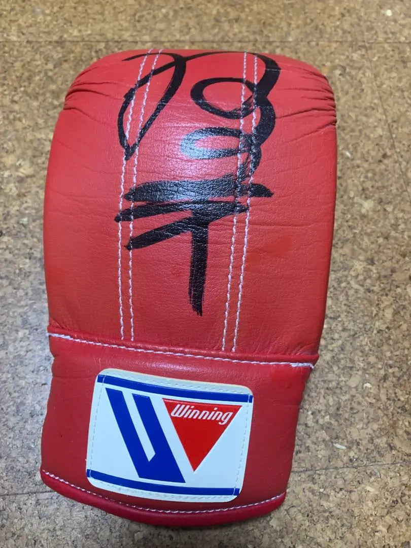 Guantes de boxeo ganadores (firmados por Uchiyama Takashi y Kono Kohei)