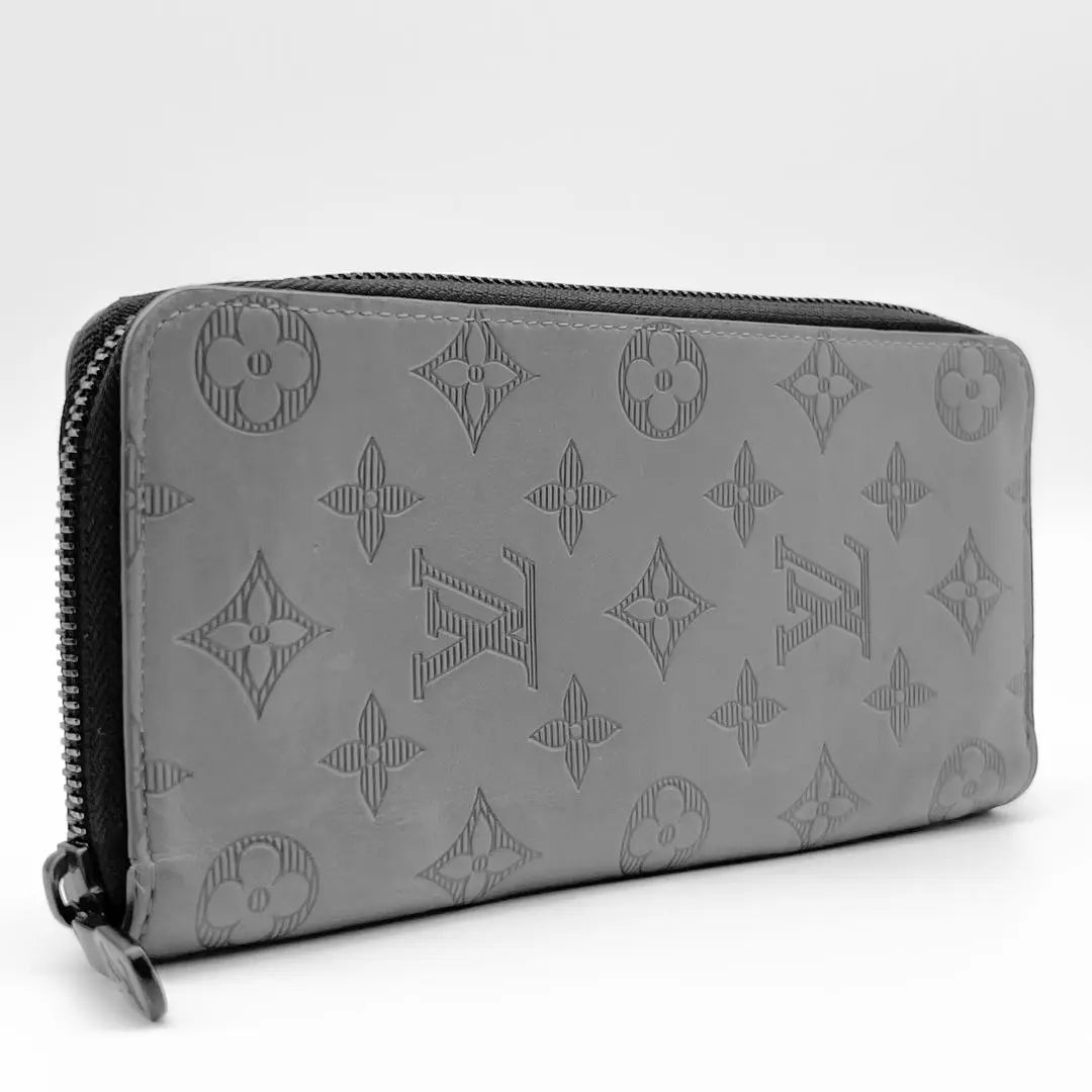 Cartera vertical larga con cremallera Monogram Shadow de Louis Vuitton